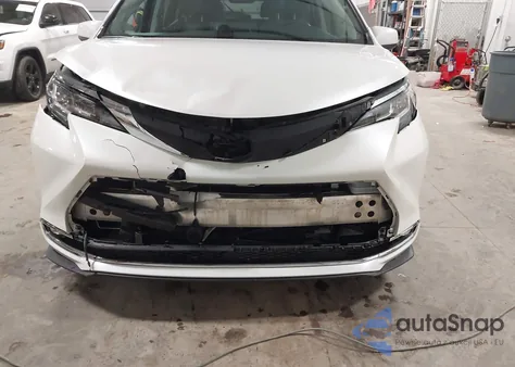 2021 Toyota Sienna Xle z USA, uszkodzony, nr VIN 5TDJRKEC8MS051936